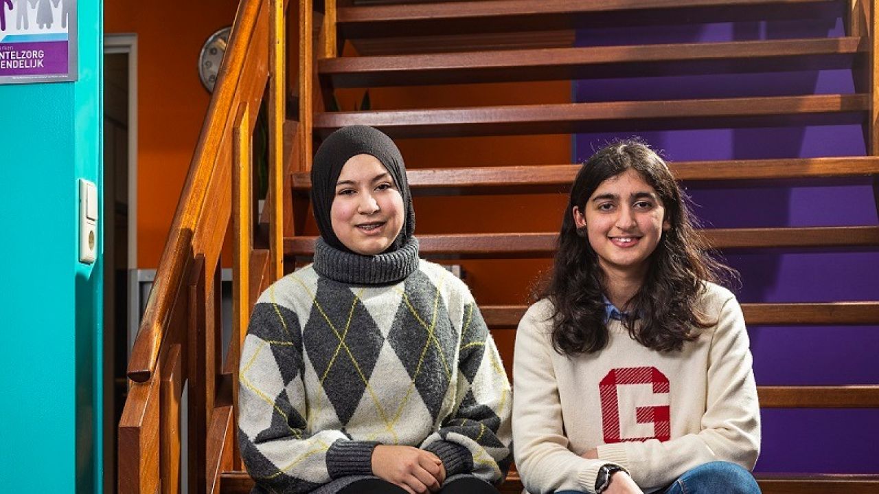 Een portretfoto van Maria & Amira (15)