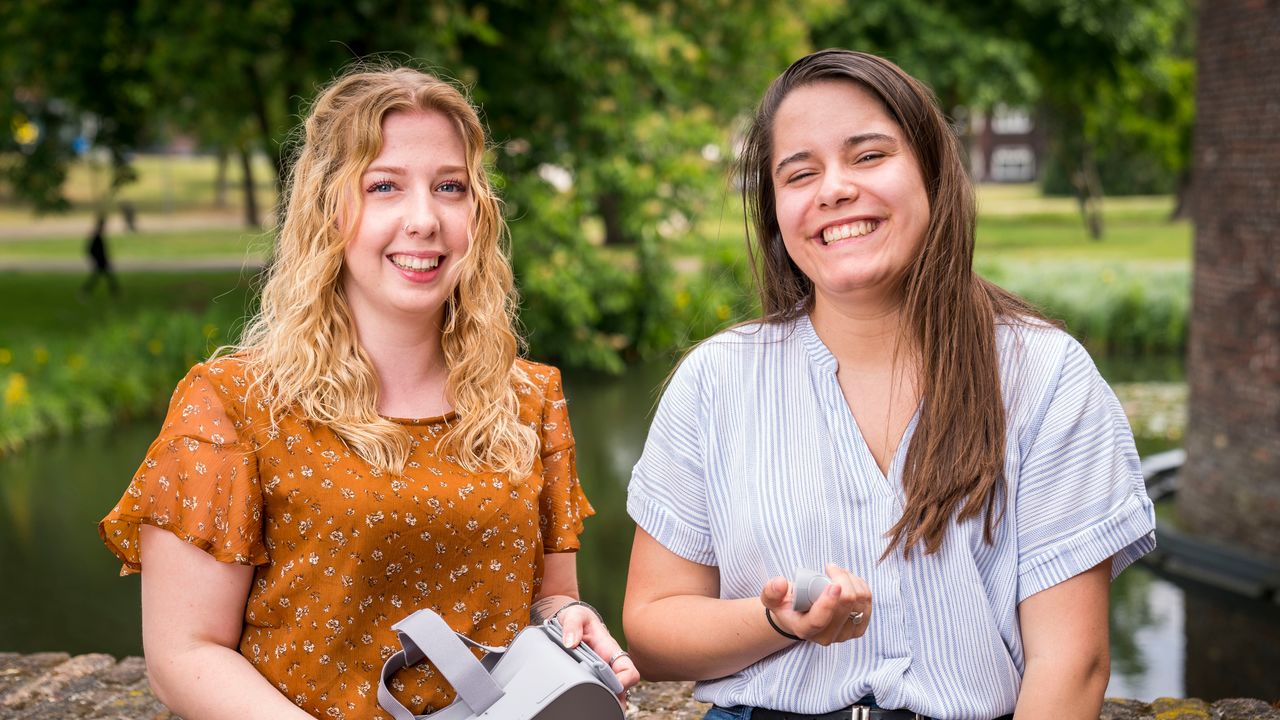 Een portretfoto van Joëlle & Desteny (20)