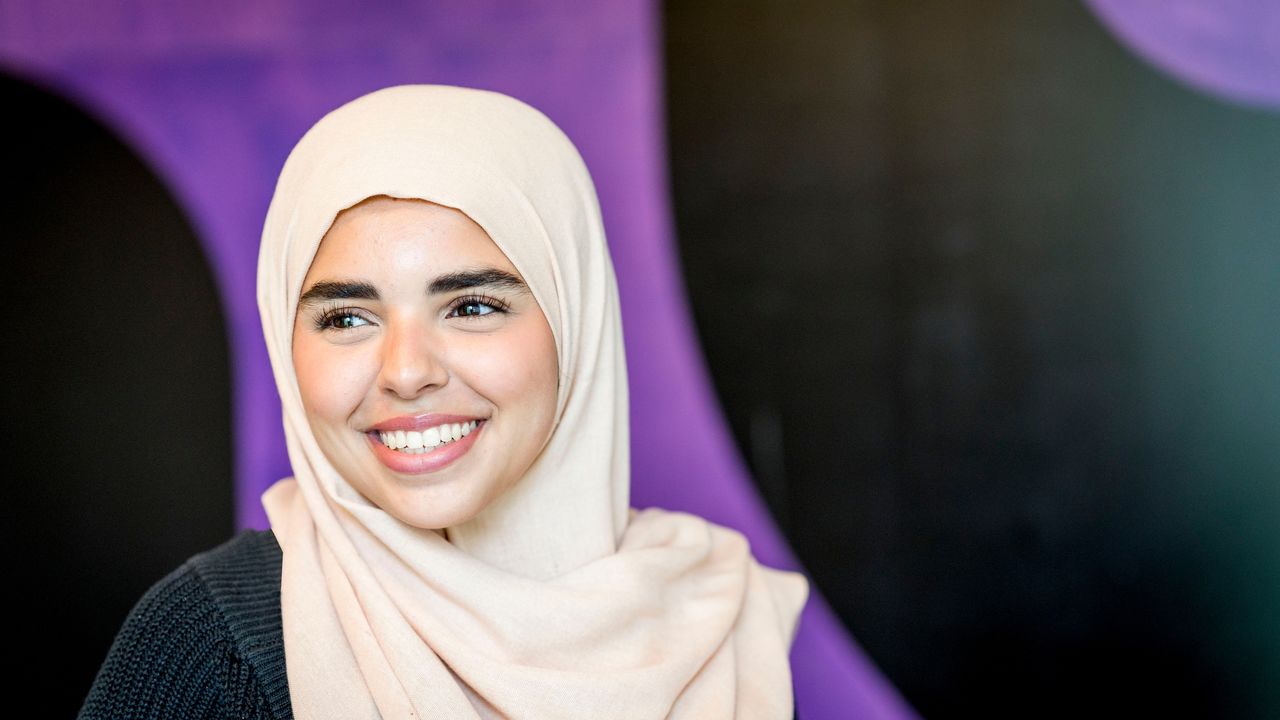 Een portretfoto van Oumaya (18)