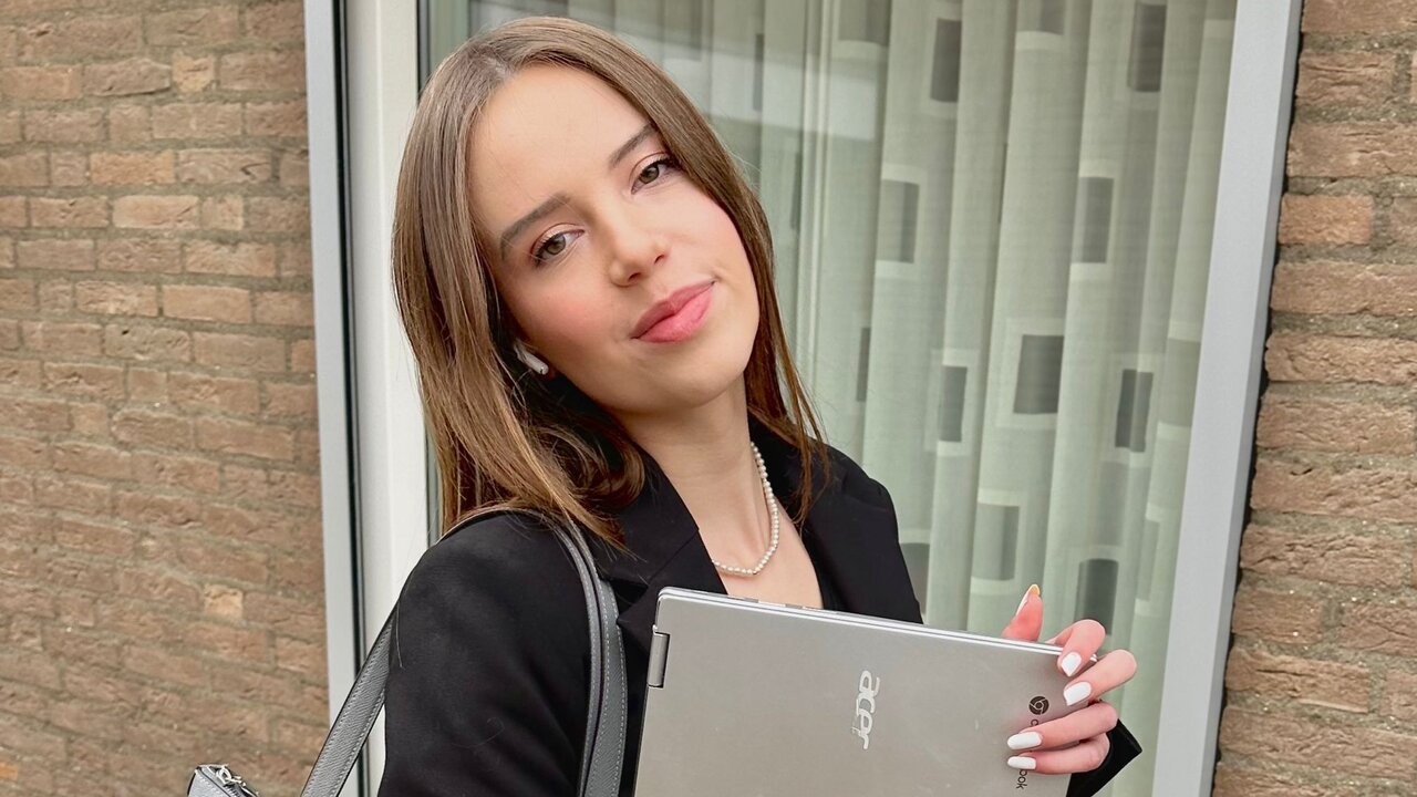 Een portretfoto van Danique (22) uit Roermond