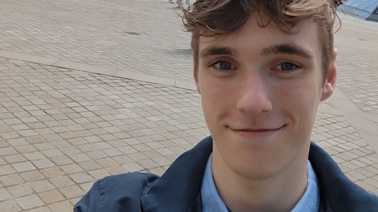 Een portretfoto van Thomas (21) uit Gasselternijveen