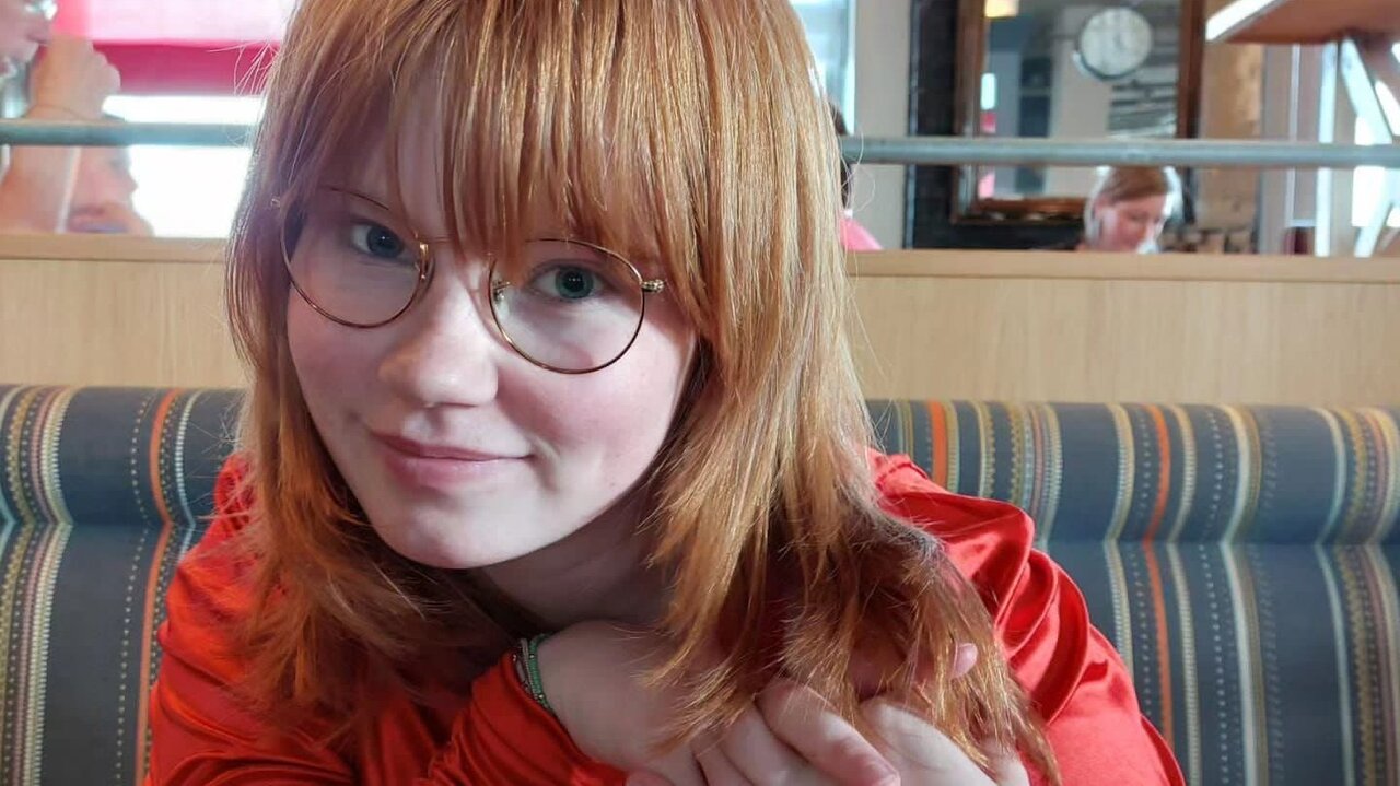 Een portretfoto van Maud (18) uit Den Haag