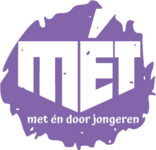 Logo MET en door jongeren