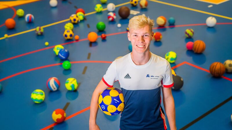Startende Trainer afbeelding jongeman in gymzaal