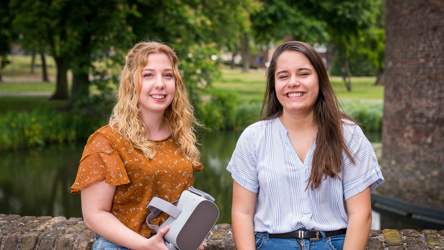 Een portretfoto van Joëlle & Desteny (20)