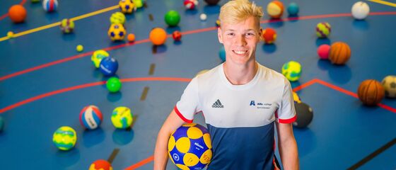 Startende Trainer afbeelding jongeman in gymzaal